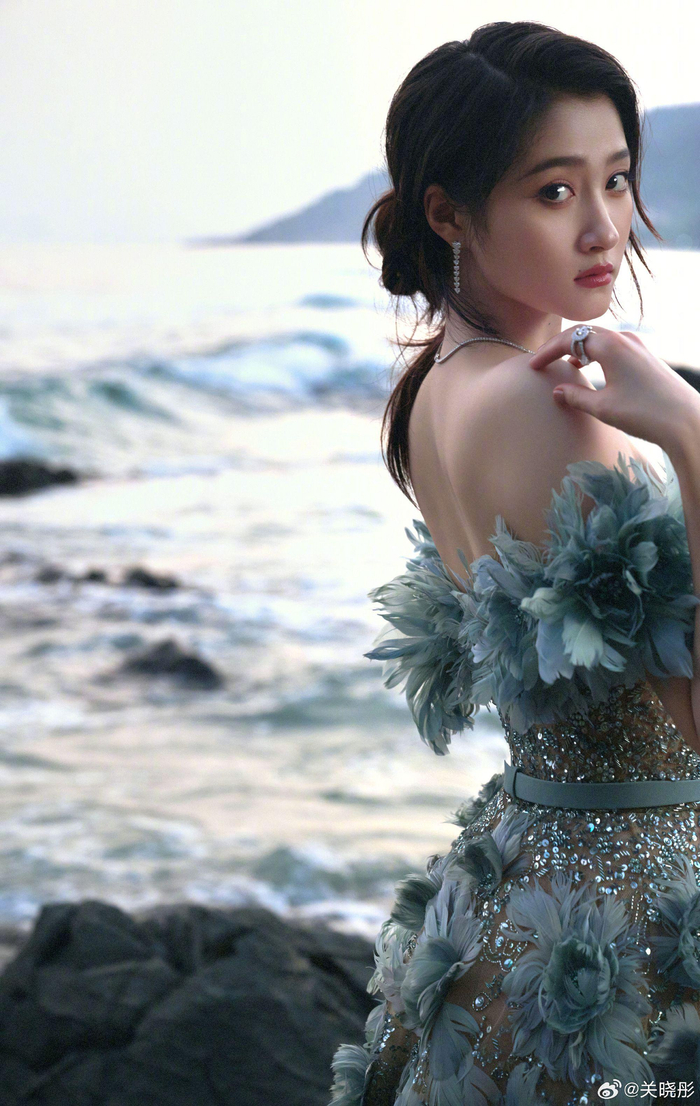 关晓彤造型图上身演绎eliesaab2024春夏高定这是花仙子和美人鱼的合体