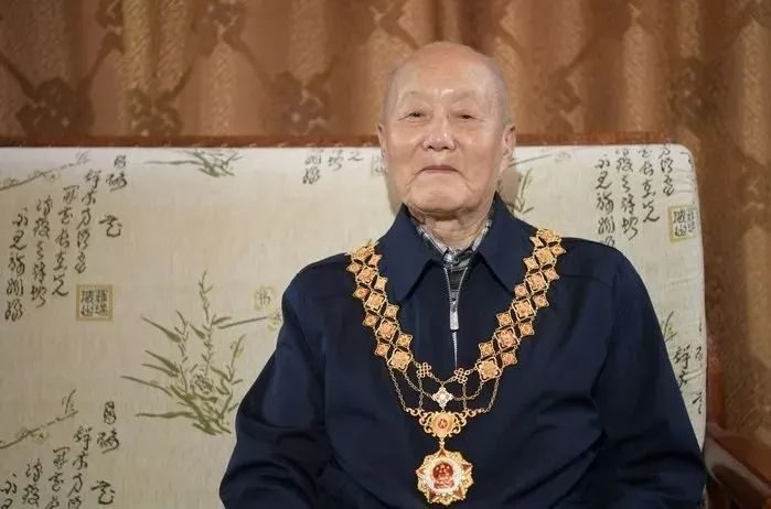 张富清在武汉因病去世!享年98岁,他永远是人民功臣与战斗英雄