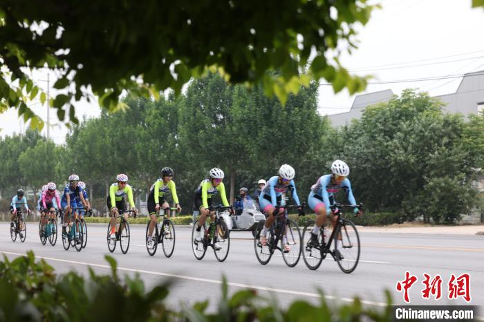 5月25日,2024年河北省青少年公路自行车冠军赛在河北省平乡县开赛