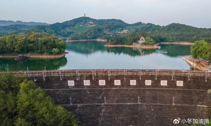 说到黑龙滩风景区,估计很多成都乃至四川的人都听说过这个地方,它位于