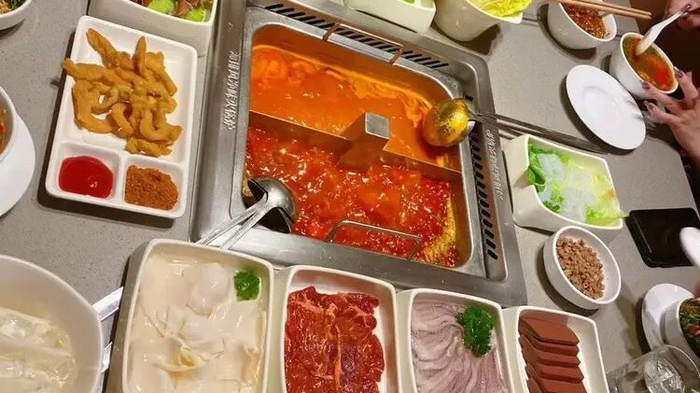 “穷就别硬装”？一顿217元的火锅，照出多少人的傲慢与偏见？