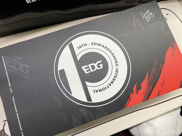 Edg Raffle 感谢@EDG电子竞技俱乐部 送来的十周年礼盒! 十周年快乐!