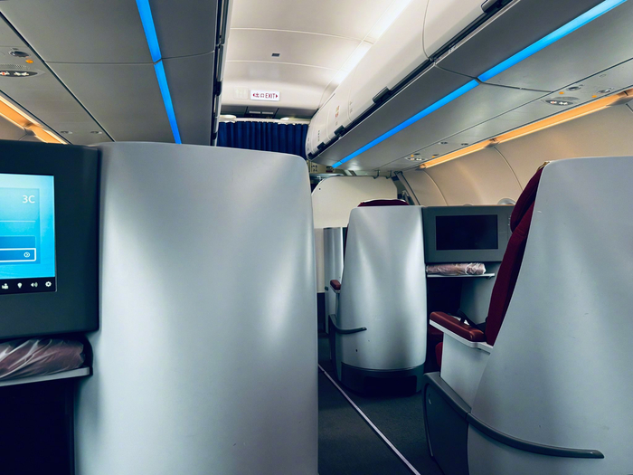 窄体机天花板,空客a321,可以躺平,刚刚发现,空姐空少们也不需要戴口罩