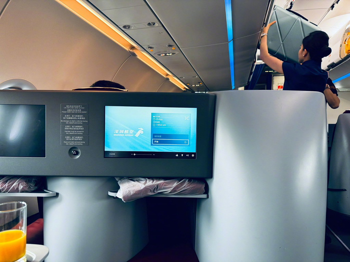 窄体机天花板,空客a321,可以躺平,刚刚发现,空姐空少们也不需要戴口罩