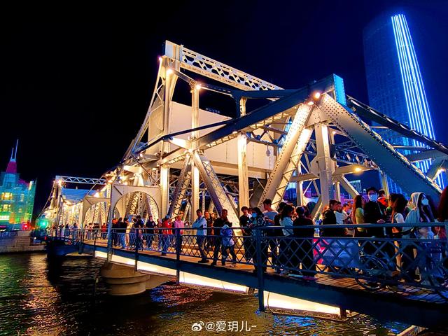 天津津湾广场解放桥夜景