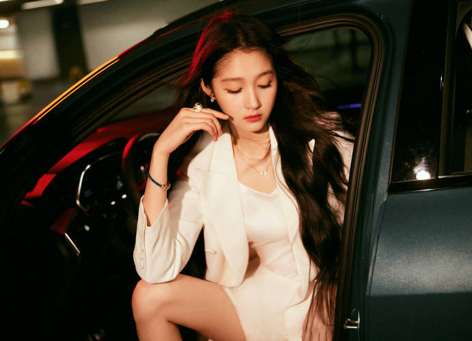 关晓彤利落酷飒 关晓彤露腿西装简直太好看啦!__财经头条