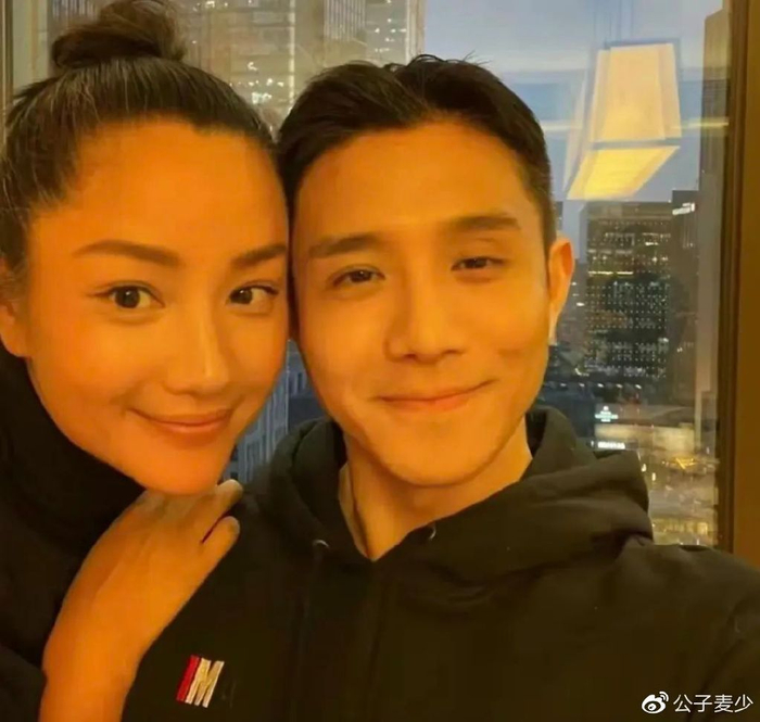 超模瞿颖新男友疑似曝光!发际线严重后移,51岁未婚成了母亲心病|瞿颖|张亚东|发际线
