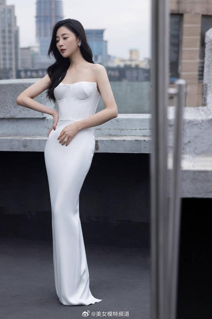 殷桃穿修身白裙展现身材曲线 天台享受沪上微风吹