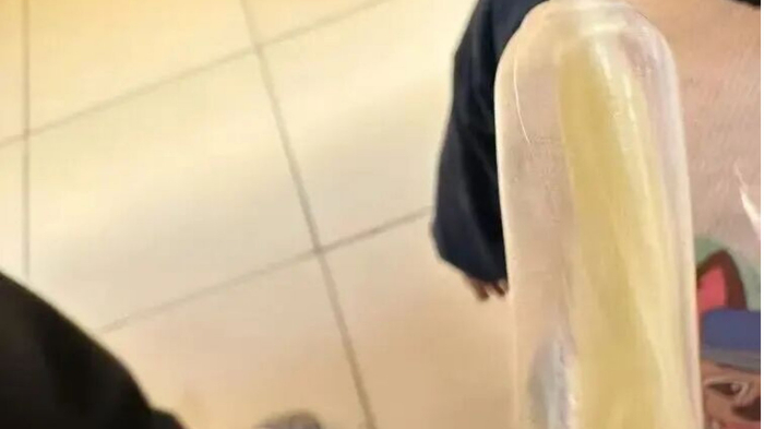 在中南永辉买儿童饮料，竟喝出胶状异物！家长：大超市的食品安全在哪
