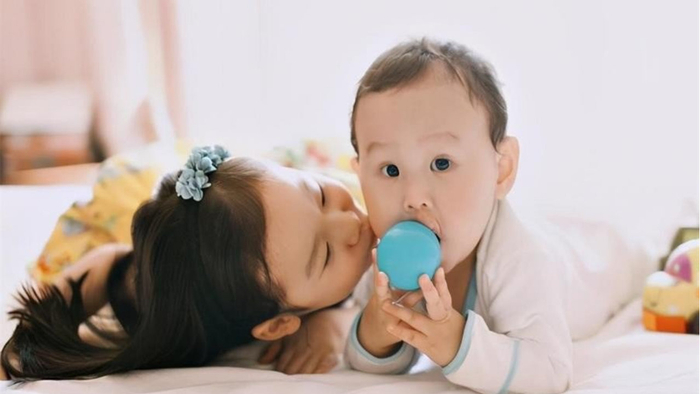 老大总嫌老二“碍眼”？别骂！这是娃在向你求救