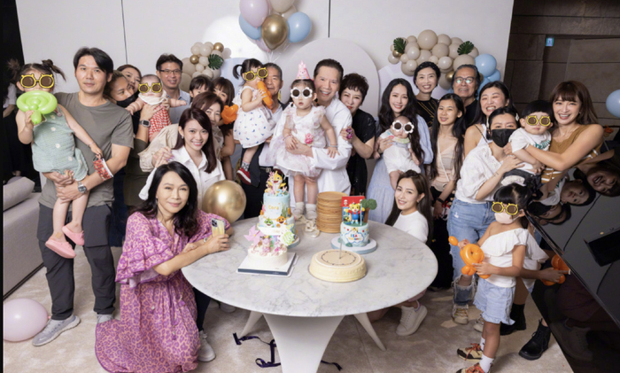 向太晒孙女庆生照,孙子首次露面,五官秀气小名霸气,向佐未现身
