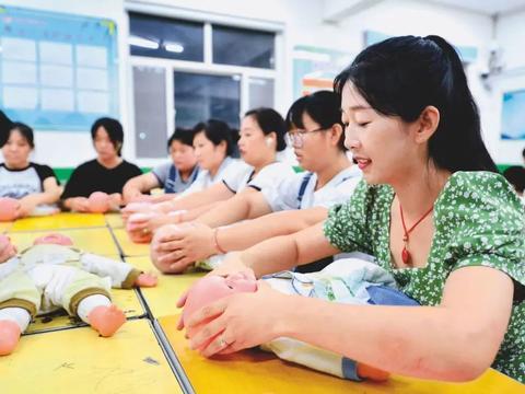 育婴师难求加剧“带娃焦虑”，何解？