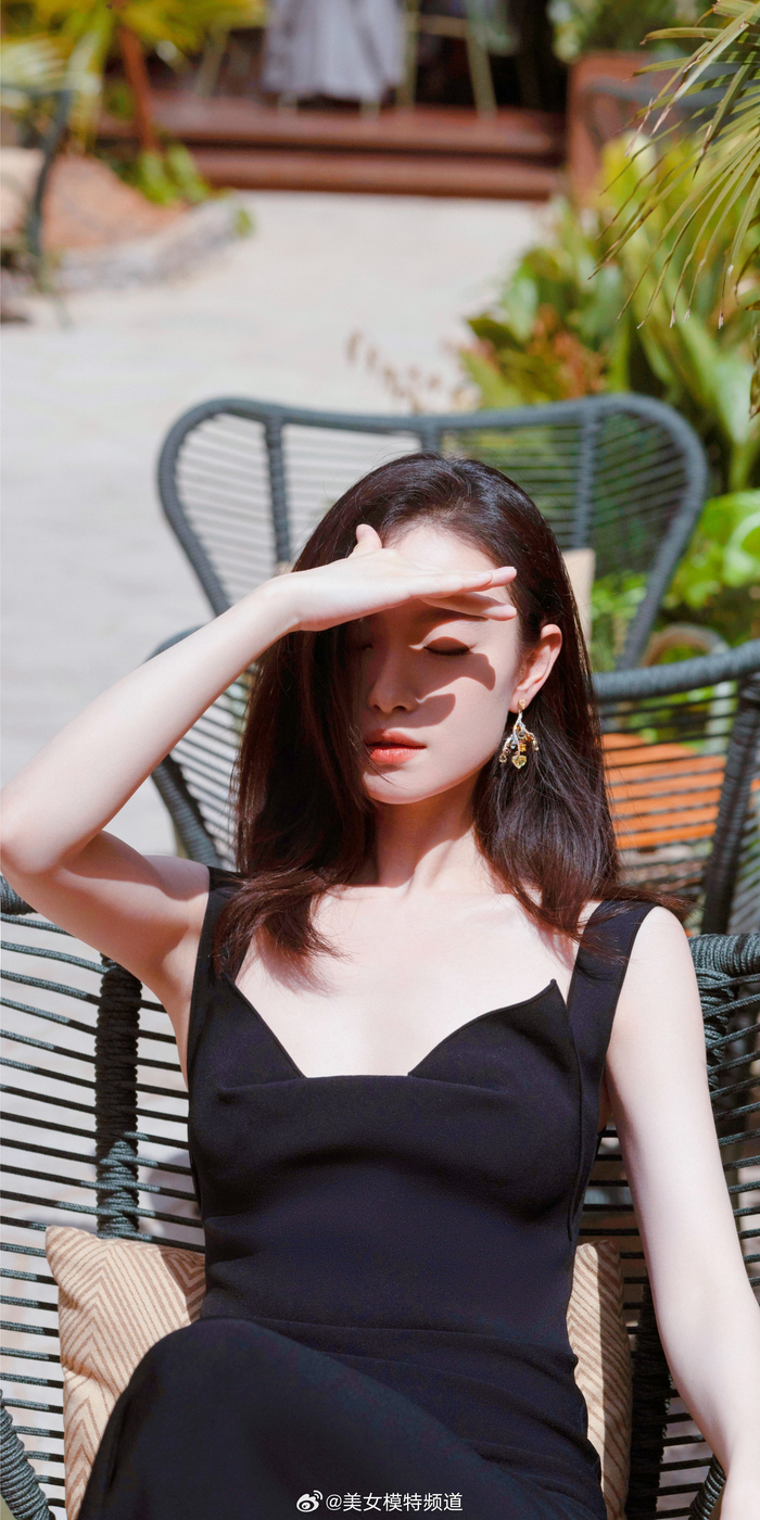 倪妮黑色吊带鱼尾礼服