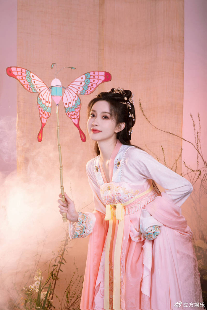 孟子义一袭粉衣可爱灵动 桃花妆容娇俏明媚|孟子义|可爱|造型_新浪