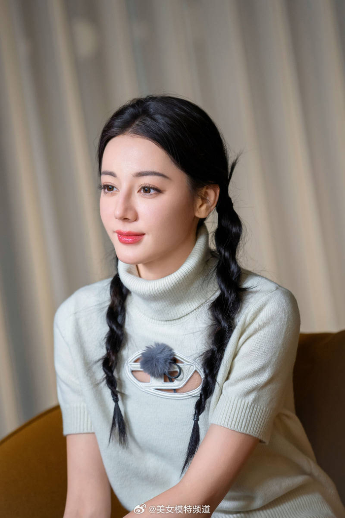 迪丽热巴扎双麻花辫精致可爱 穿白色针织衫好养眼