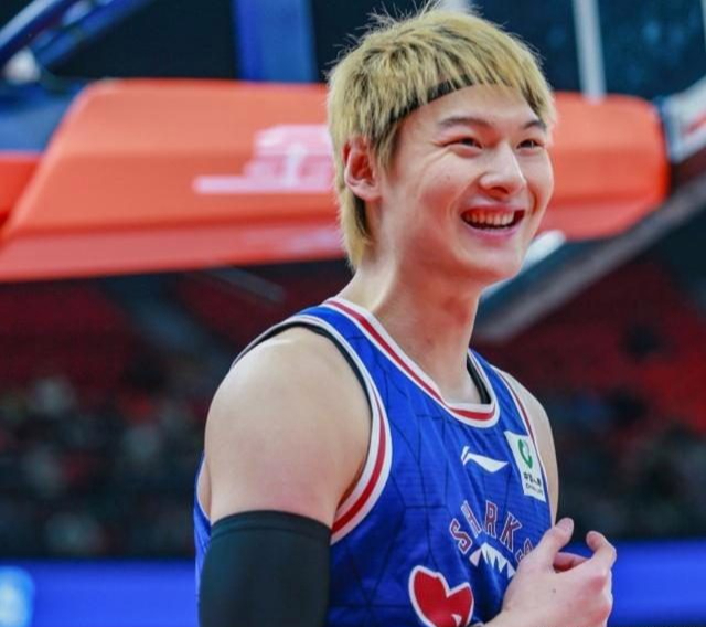 空篮不中,关键时刻直接将球传给对手,网友:王哲林怎么还在打cba|王哲