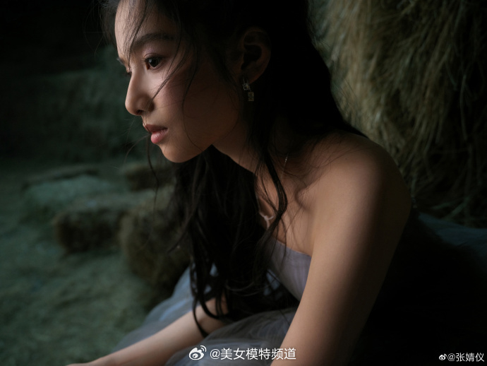 张婧仪穿蓝色公主裙显高贵气质骑马姿势优雅侧颜迷人