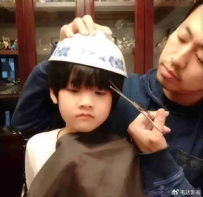其实从王昱珩对自己的介绍中不难看出,他是一个"清华美院"毕业的艺术