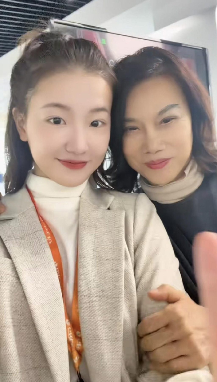 68岁董明珠退休在即!身形消瘦睁不开眼,与孟羽童合影显温馨|董明珠|孟羽童|退休_新浪新闻