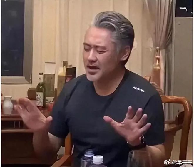 自曝被骗导致负债4.