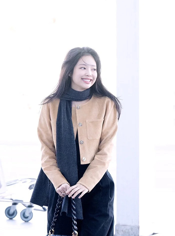 jennie今日机场街拍一身香奶奶前往巴黎参加时装周