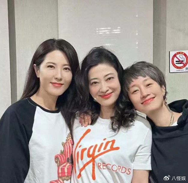 曾黎马伊琍看梅婷话剧,三女神罕同框,均龄超47岁却美得耀眼发光|马伊琍|梅婷|曾黎_新浪新闻