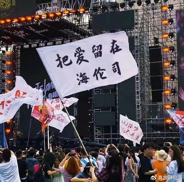 在海伦司,年轻人把情绪价值加满