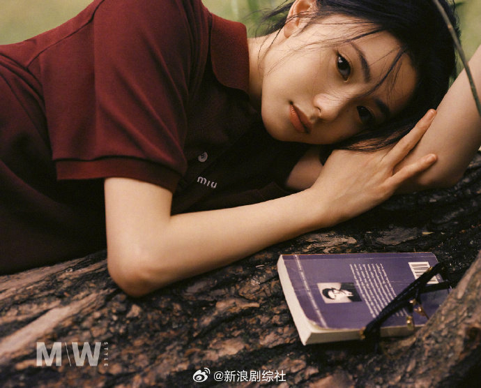 初夏的午后,微风拂过发丝的温柔,清新文艺的miu miu女孩