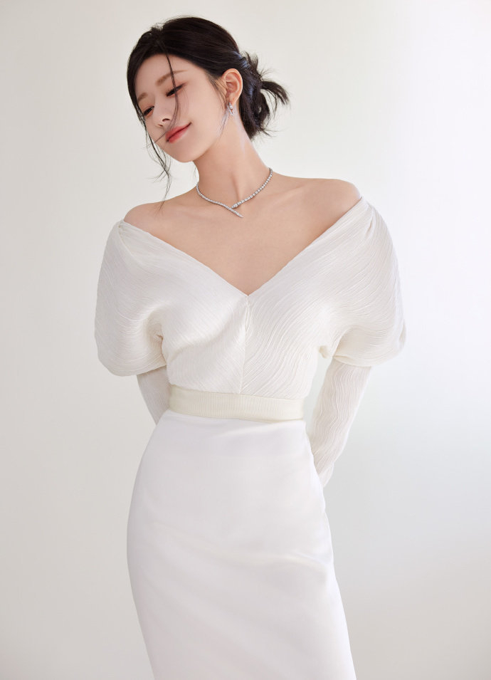 赵露思白色拖尾裙