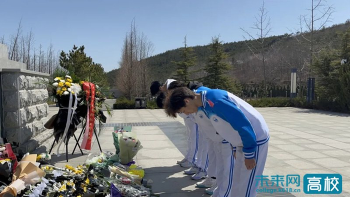 大连东软信息学院师生开展清明祭英烈主题教育活动
