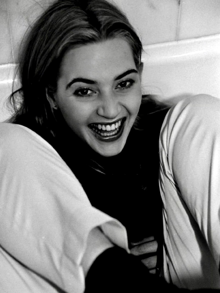20岁的凯特·温斯莱特·1995黑白珍藏图集__财经头条