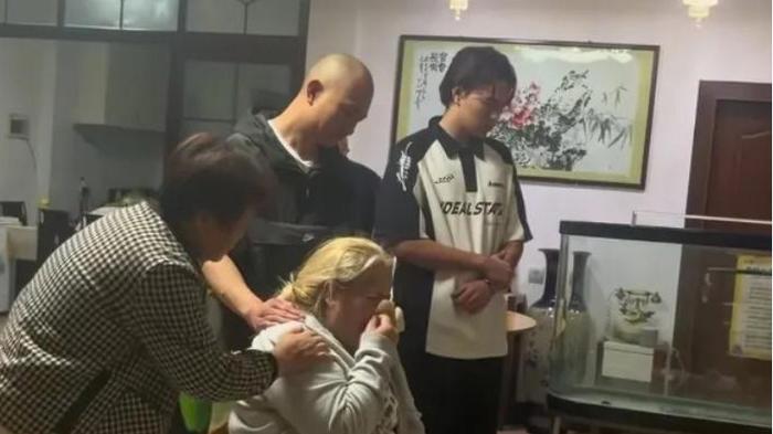 网红阿根廷奇娜父母来华奔丧，现场令人心碎，儿子反应引热议