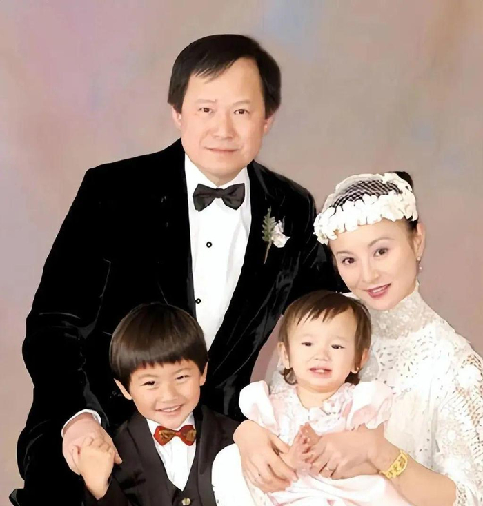 此后李赛凤退出影坛,跟老公领养了一个女儿,一家四口安享天伦之乐.