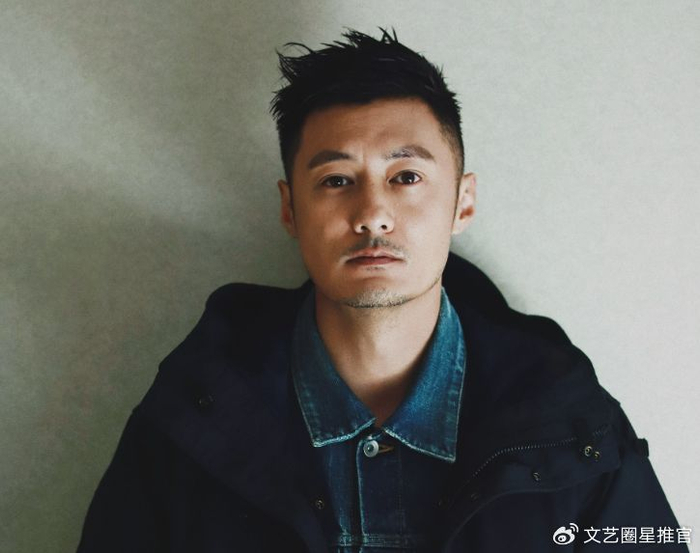 余文乐晒与女儿一起洗澡照片,拍摄视角引争议,自称很享受引众怒|社交