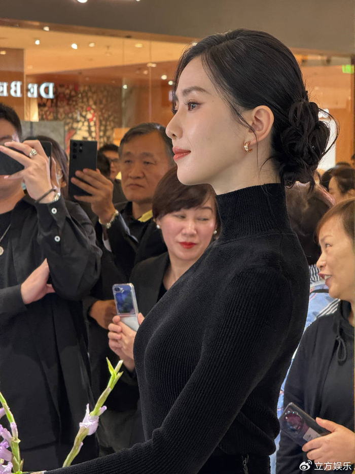 刘诗诗穿黑色长裙犹如高贵黑天鹅 眼睛明亮似水|刘诗诗|黑天鹅|仪态