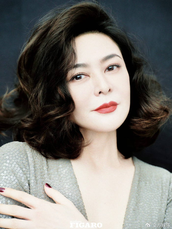 关之琳复古卷发淡雅温婉 小秀香肩身姿摇曳|关之琳|身姿|黑发_新浪