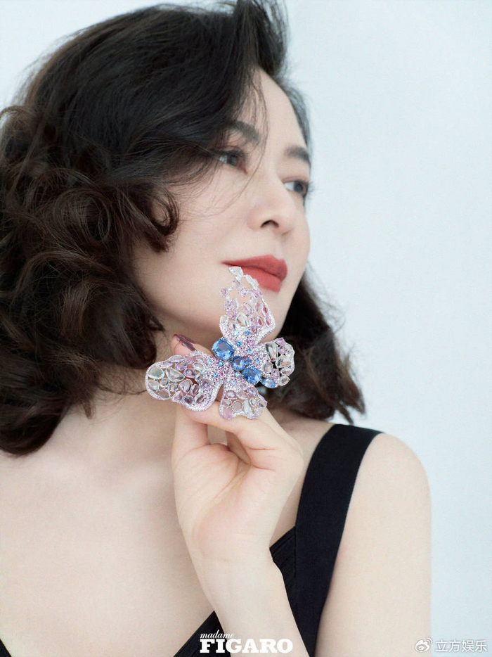 关之琳复古卷发淡雅温婉 小秀香肩身姿摇曳|关之琳|身姿|黑发_新浪