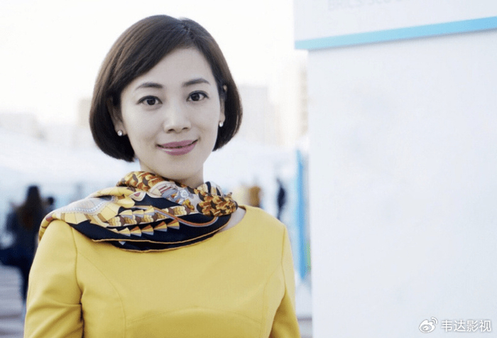 2009年,劳春燕已经是《今日亚洲》《今日关注》的主持人,事业正值巅峰