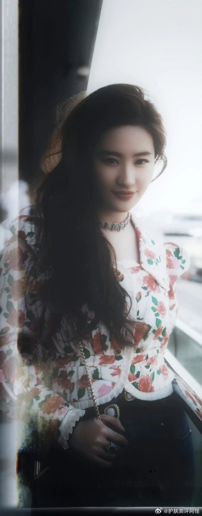 刘亦菲刘亦菲的淡雅妆容让人感受到她的年轻和初恋般的心动