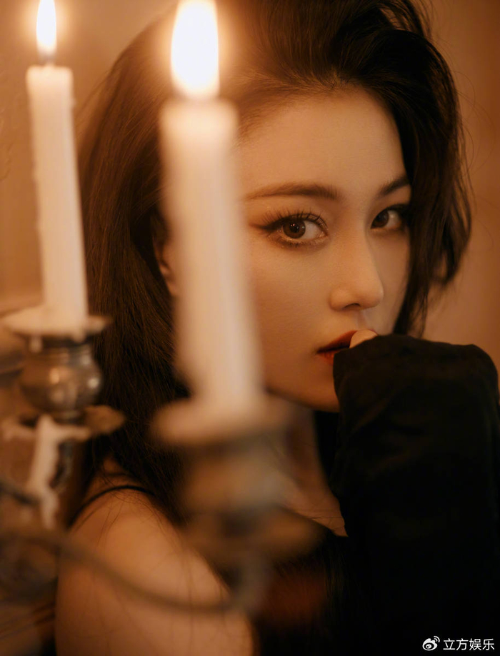 张馨予穿礼服小露香肩诠释性感又危险的修女形象