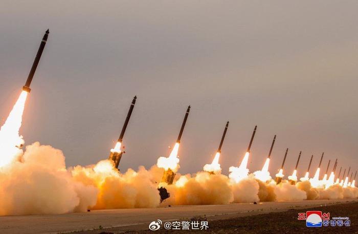 朝鲜远程火箭炮,发射场面非常酷炫