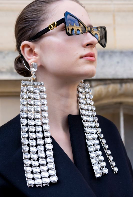 valentino 23秋冬高定上的流苏耳饰💎巨大水晶流苏耳环贯穿始终……