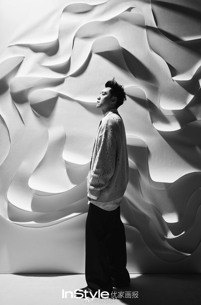 光影下的郑恺表现力惊艳无限新杂志大片展现多重魅力