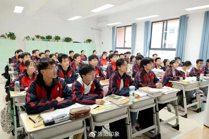 洛阳市第三高级中学实行"书院制"和"中心制"的现代化管理模式,建强