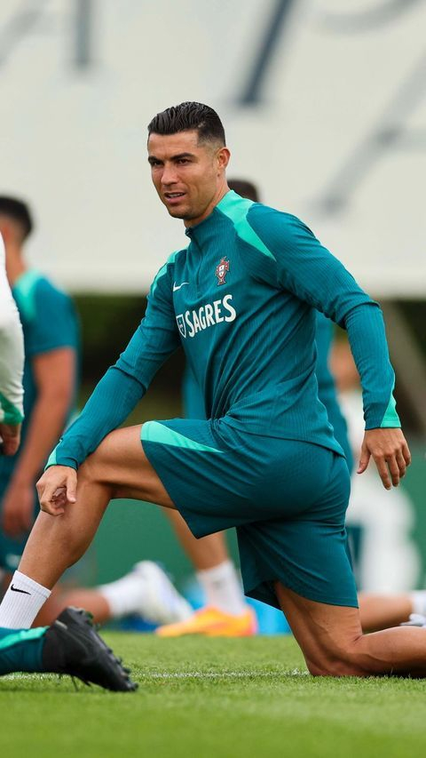 c罗更新社媒晒出欧洲杯训练照,那张"大鹏展翅"够帅