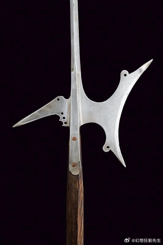 1600年左右意大利制造的一支仪仗用戟,长2410毫米