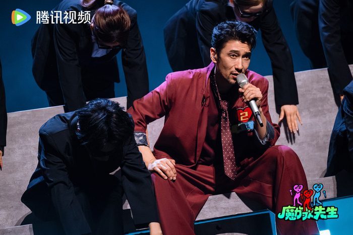满江:53岁,在《魔力歌先生》里做一个不油腻的叛逆中年丨专访|裙角飞扬|巡演|音乐|舞台|养生_新浪娱乐_新浪新闻