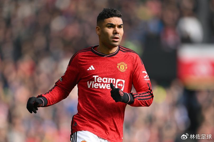 卖掉卡塞米罗,放弃阿姆拉巴特,签下两名中场—打造曼联梦幻中场|曼联