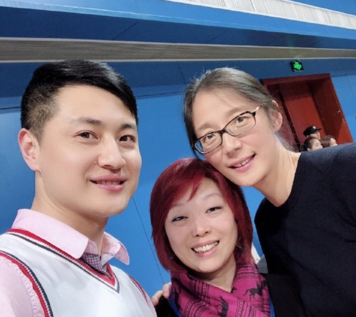 他们生活在加州,丈夫是一家公司担任业务经理,李月明的事业也很顺利