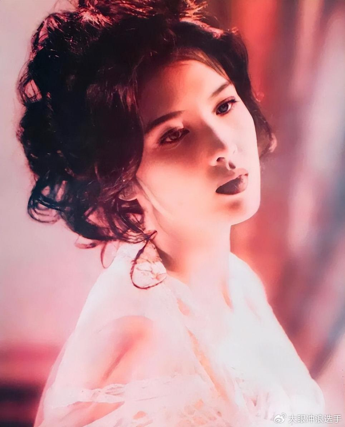 "玉女掌门人"周慧敏,年轻的时候用一颦一笑迷倒了多少观众,就有多少